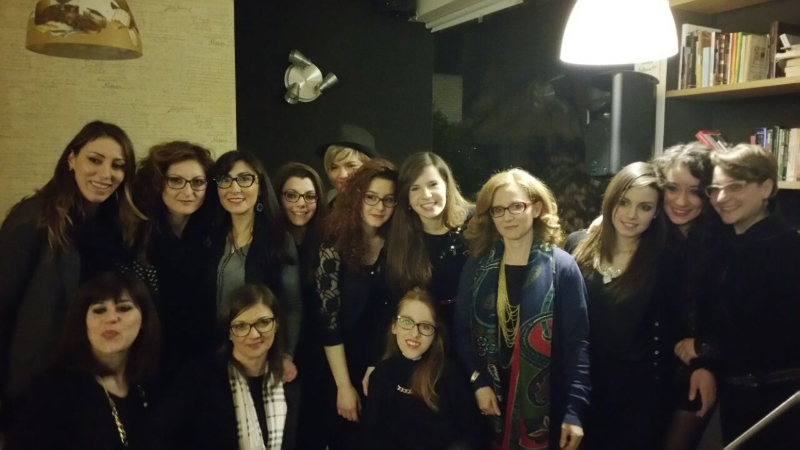 le studentesse che hanno letto dei brani con l'associazione Donne Insieme