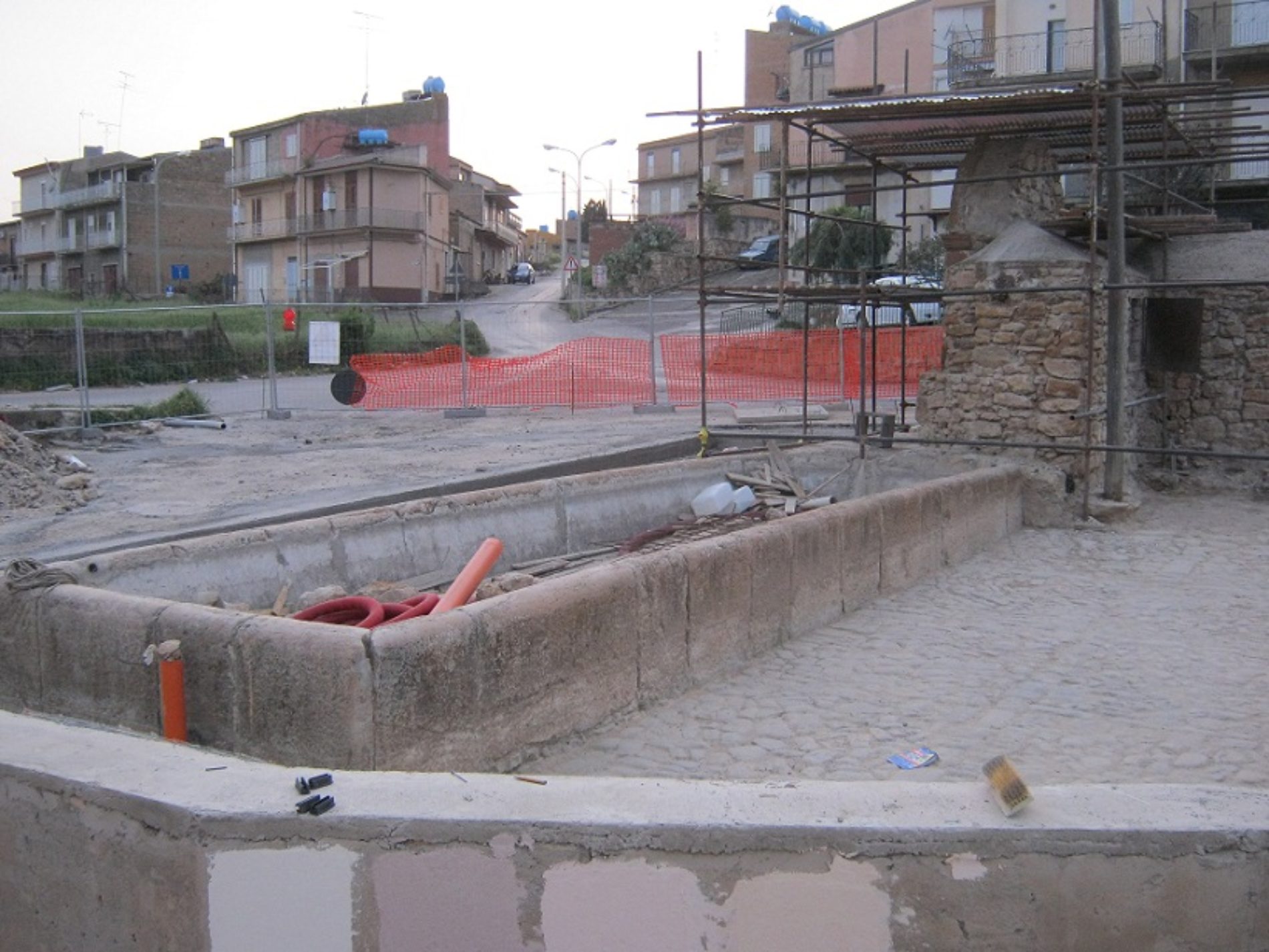 Ancora in fase di restauro la FONTANA del quartiere CANALE