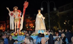 la processione durante la sera ha rallentato in piazza Regina Margherita dove i corpi illuminanti erano spenti