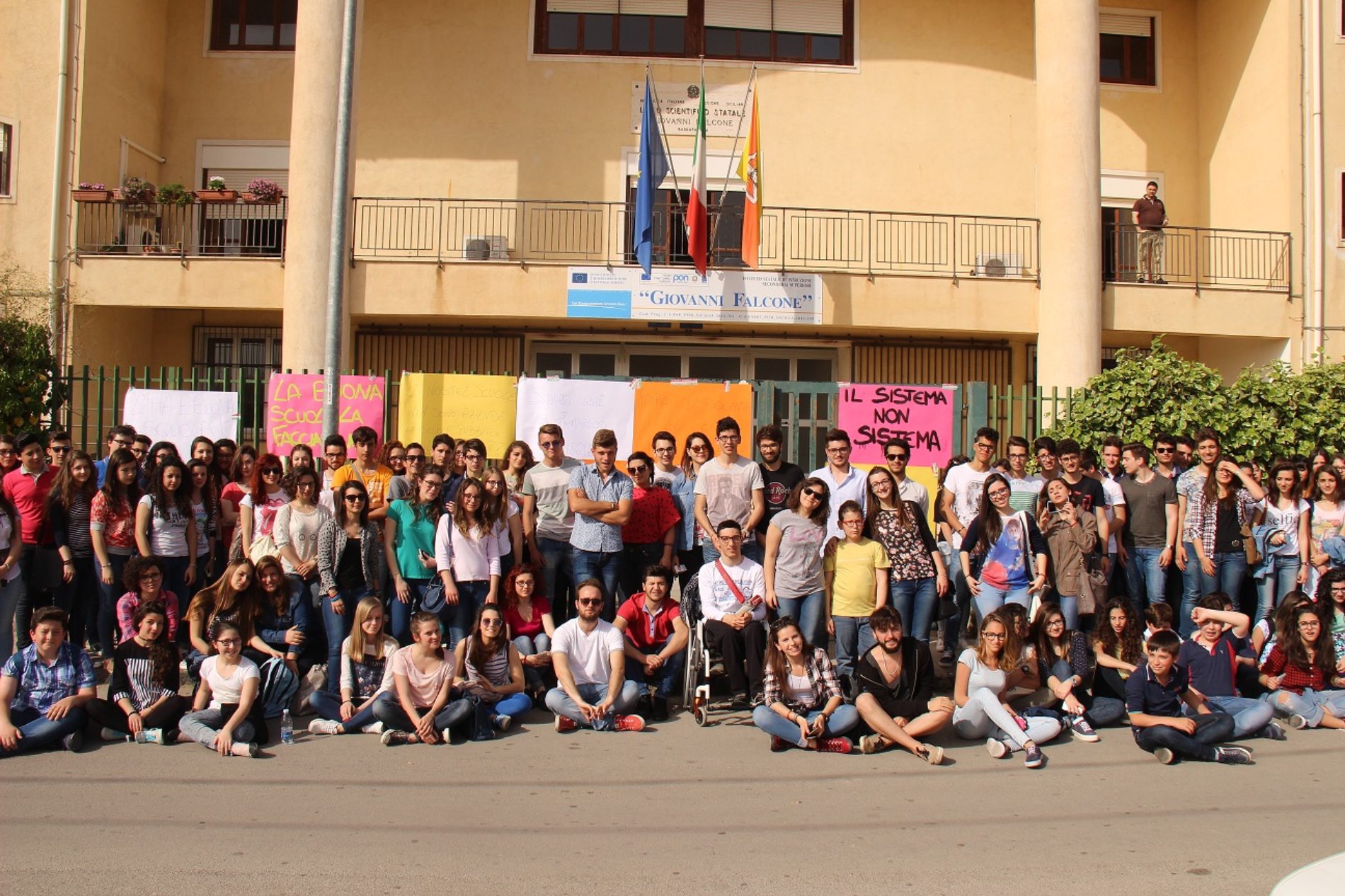 Protesta degli alunni dell’Isiss del liceo scientifico “Falcone” davanti ai cancelli della scuola.
