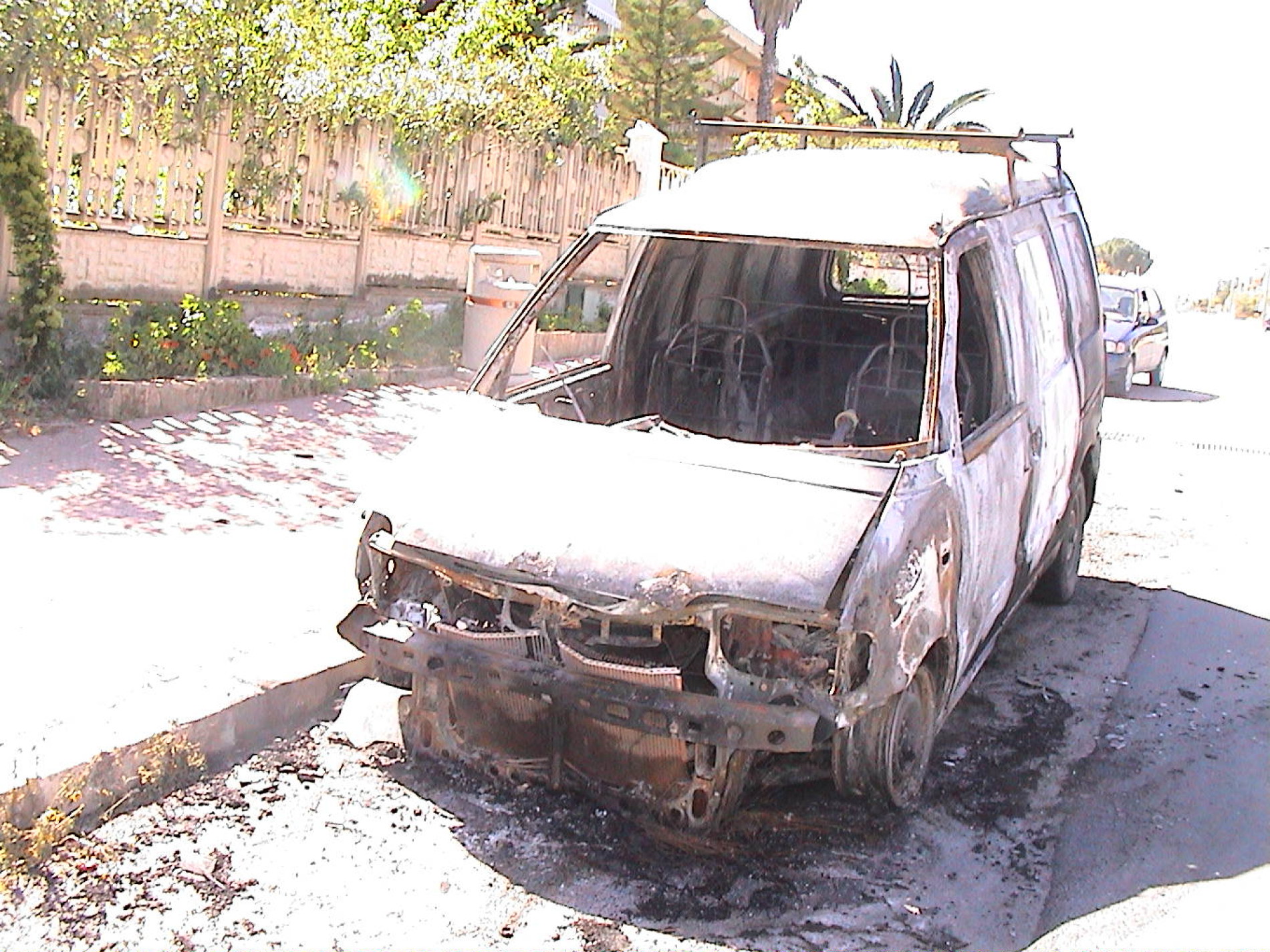 Distrutti dalle fiamme nella notte due veicoli appartenenti a un commerciante di ferramenta