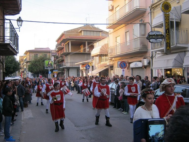 Raccolta pane Sant'Alessandro 2015