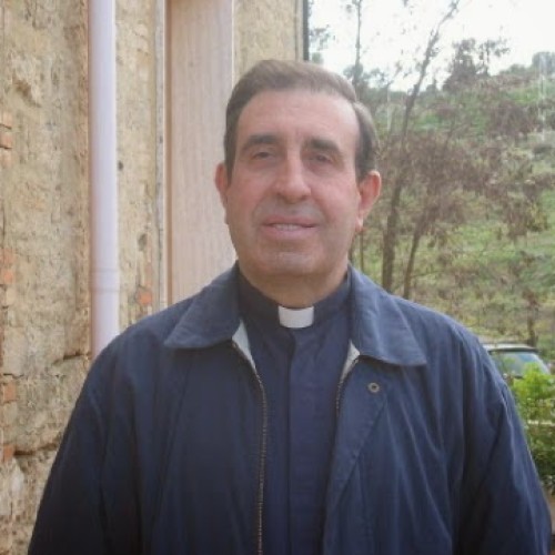 In occasione del cinquantesimo di sacerdozio finanzia il restauro della chiesa