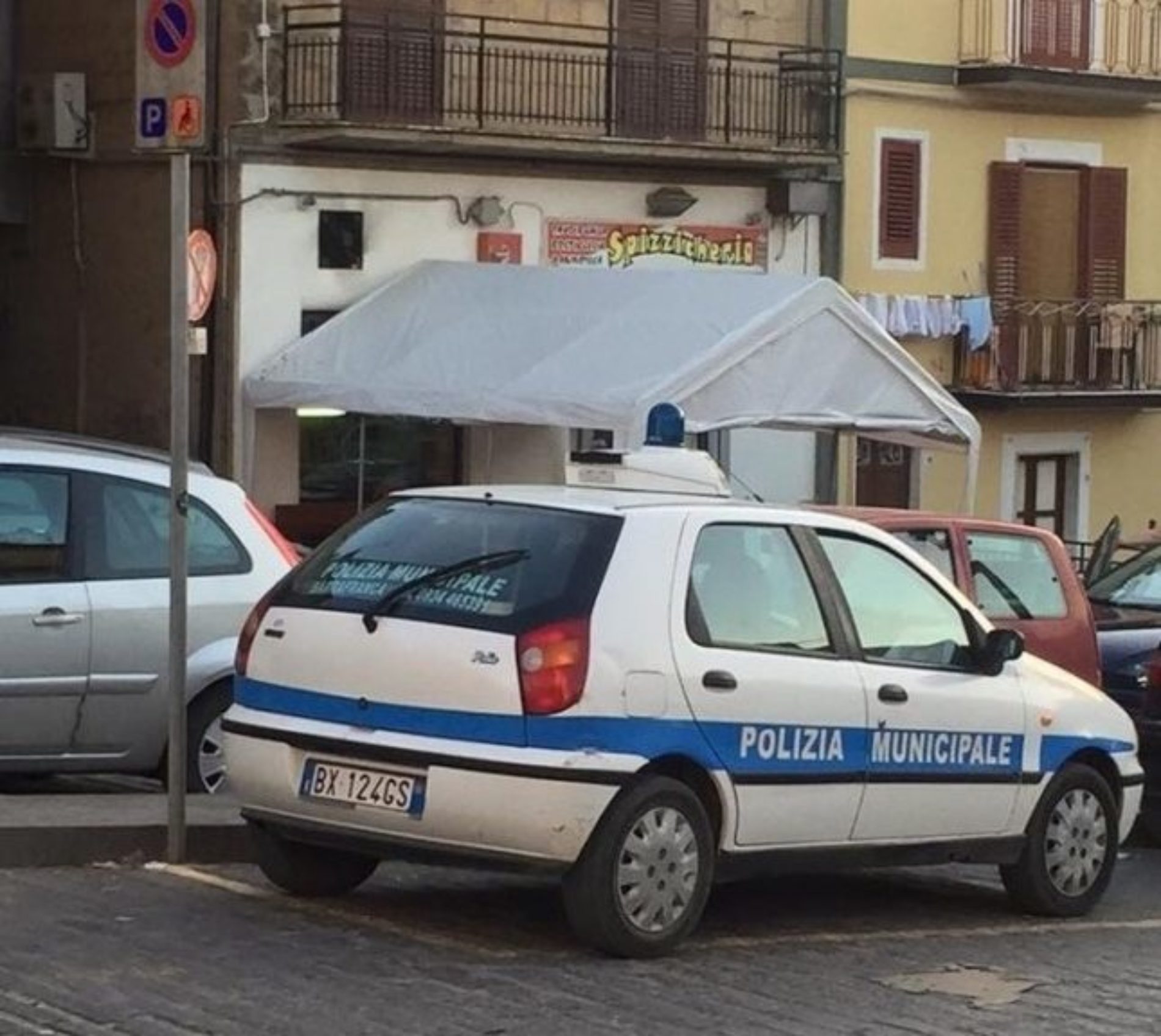 Comando Polizia municipale: “Auto nel parcheggio disabili per pochi secondi”.