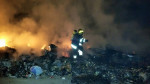 i vigili del fuoco durante l'azione in contrada sottoserra sotto quintali di rifiuti (1)
