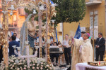 il vescovo Gidana davanti alla madonna delle Grazie