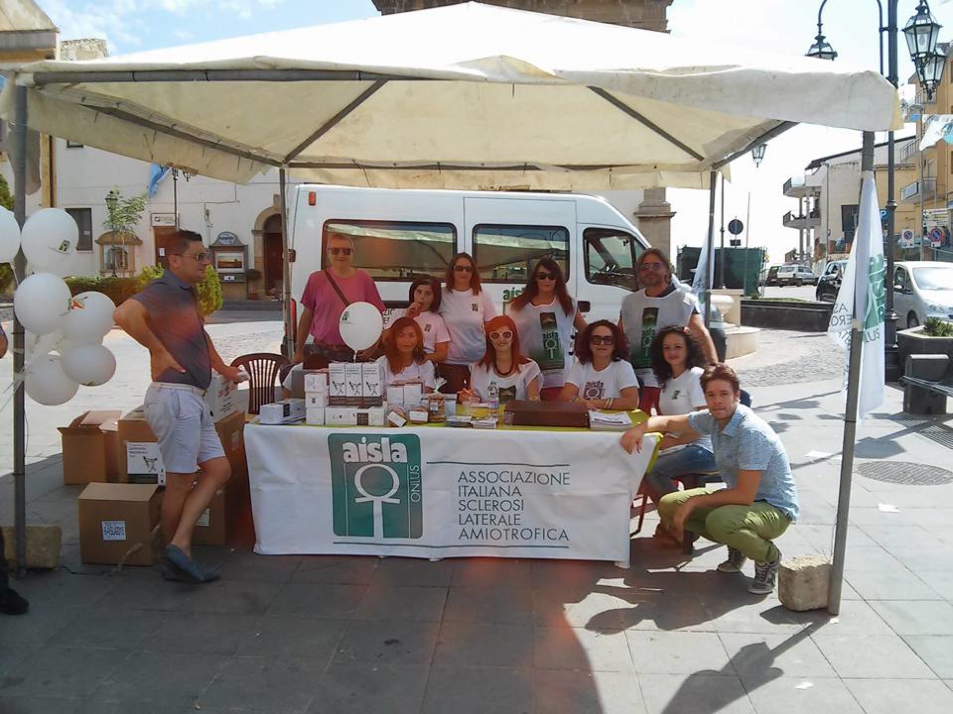 Volontari in piazza Regina Margherita per aiutare la ricerca contro la sclerosi laterale amiotrofica.
