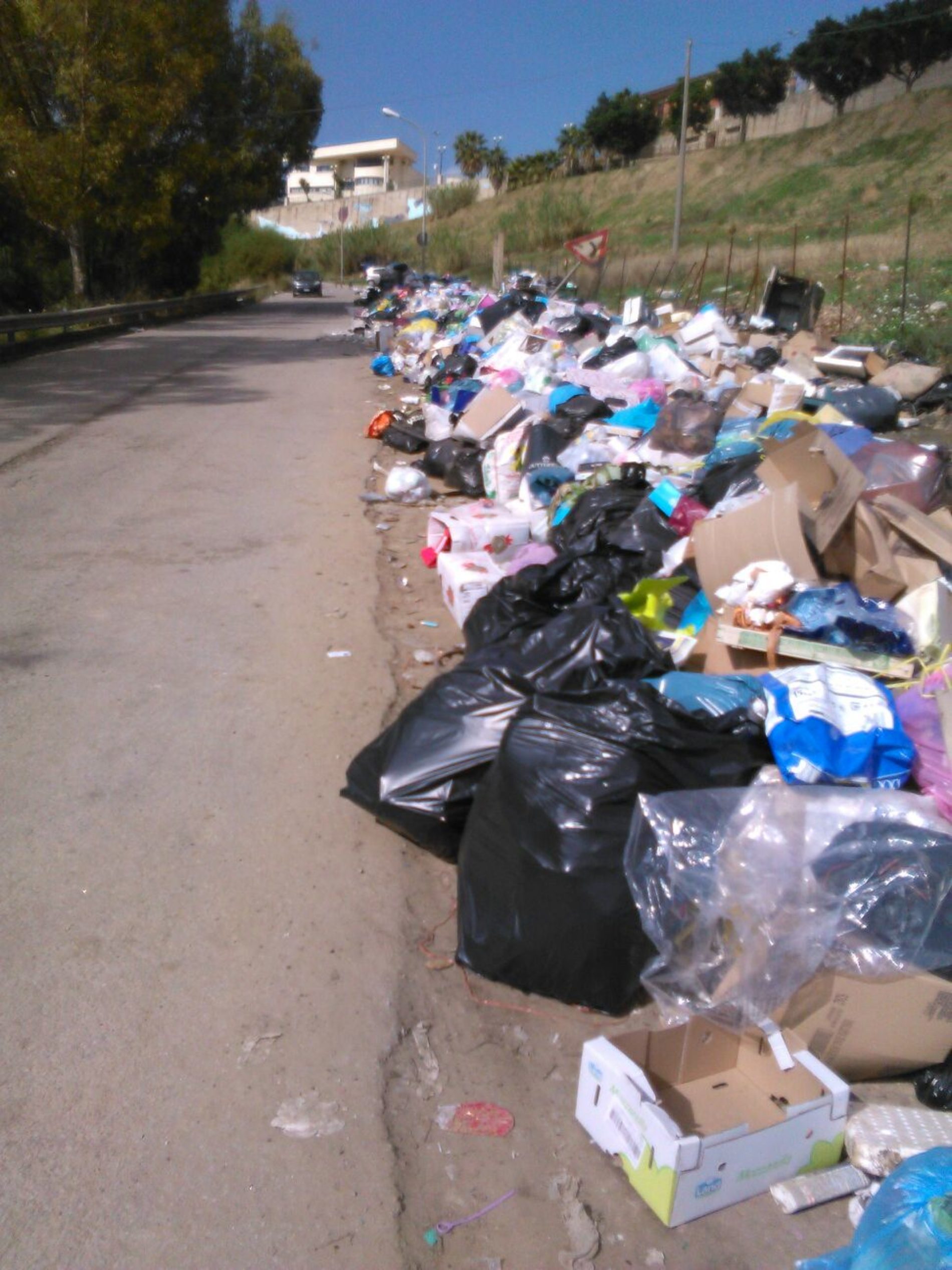 Emergenza rifiuti a Barrafranca. Operatori ecologici senza autocompattatori per la raccolta