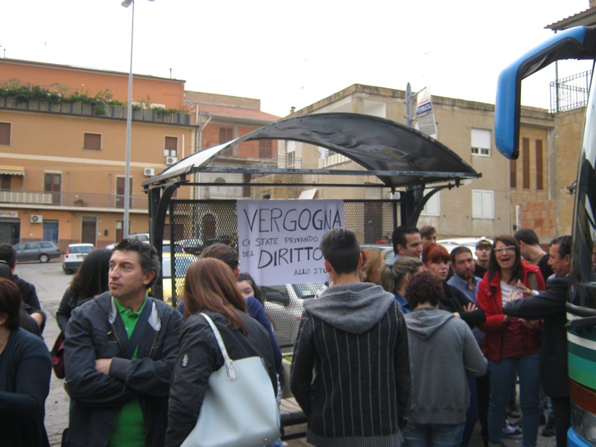 Protesta pacifica degli studenti per il mancato rilascio degli abbonamenti