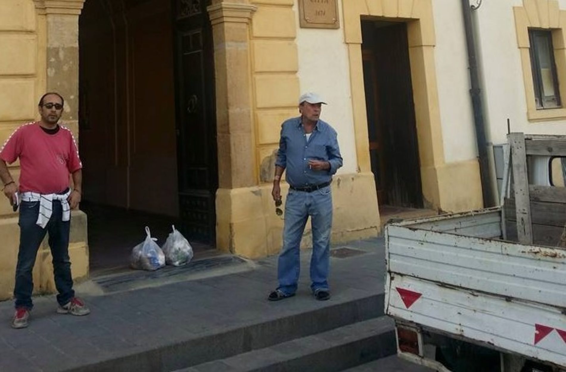 Immondizia davanti al comune, singolare protesta di un cittadino di Barrafranca