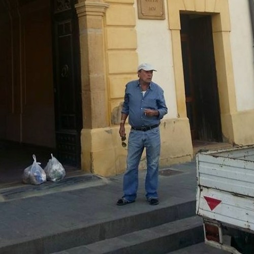 Immondizia davanti al comune, singolare protesta di un cittadino di Barrafranca