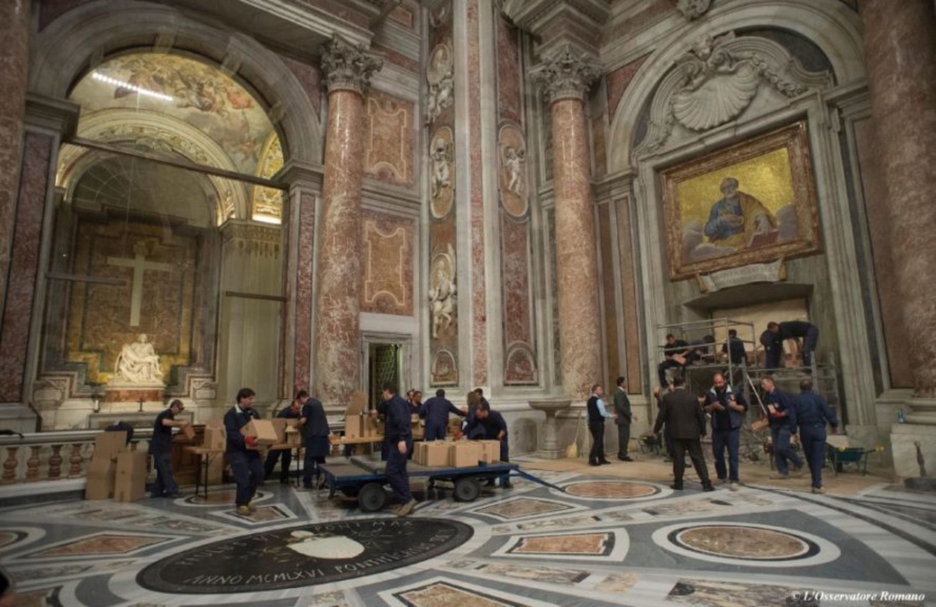 In vista dell’imminente GIUBILEO tolti i primi sigilli alla Porta Santa della basilica di San Pietro