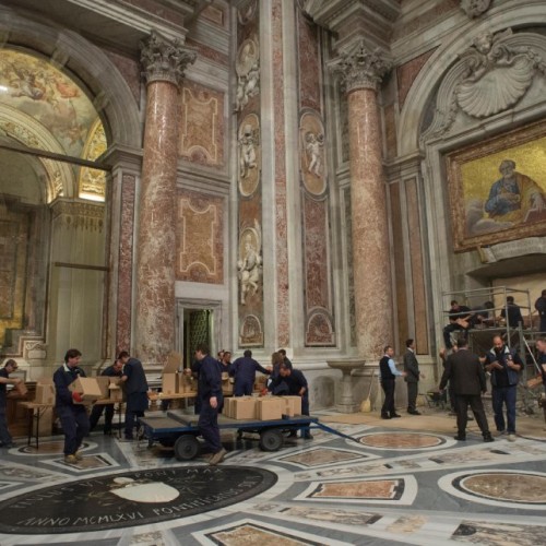 In vista dell’imminente GIUBILEO tolti i primi sigilli alla Porta Santa della basilica di San Pietro