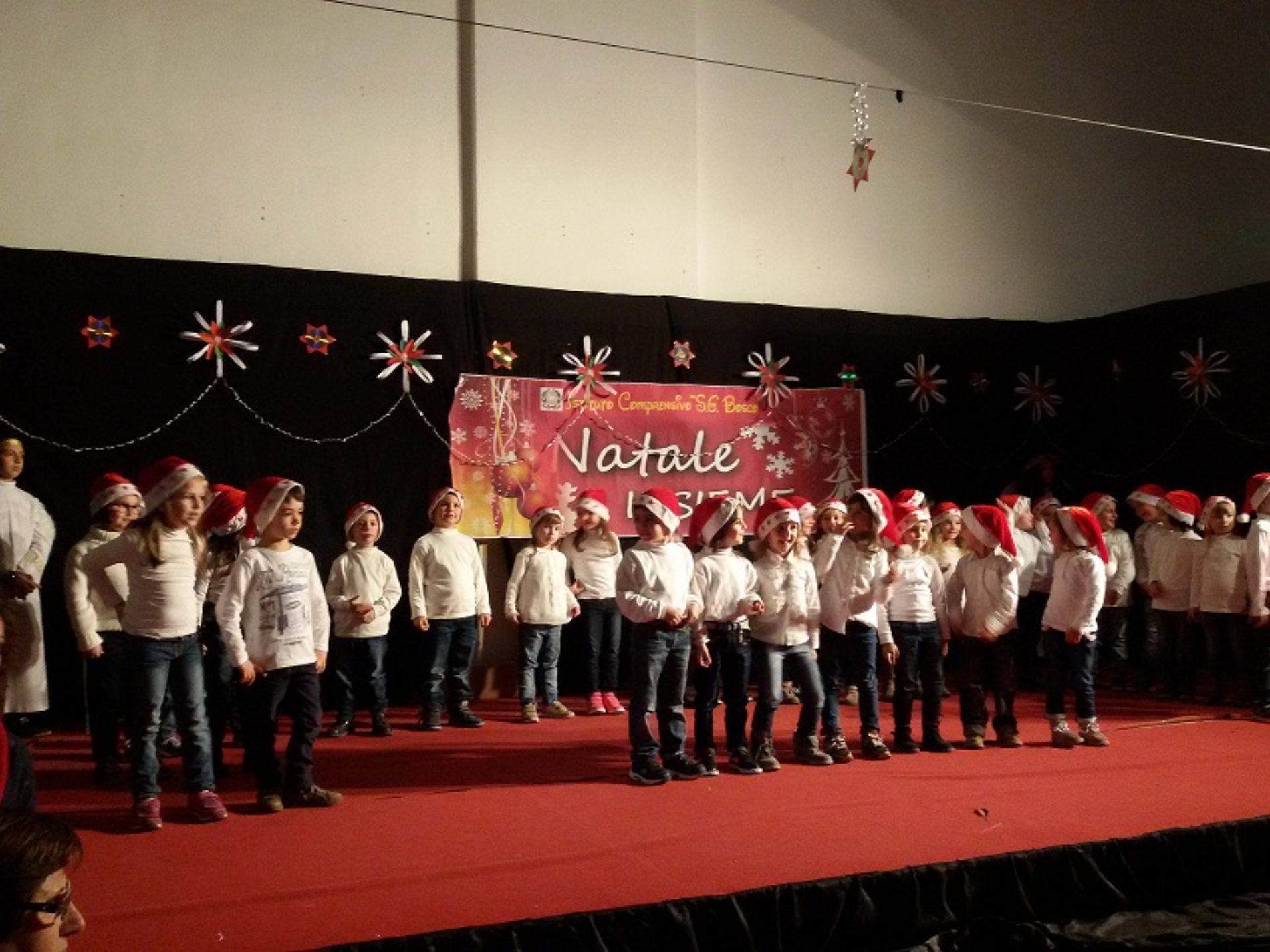 Balli e canti al “Falcone” da parte degli alunni del San Giovanni Bosco.