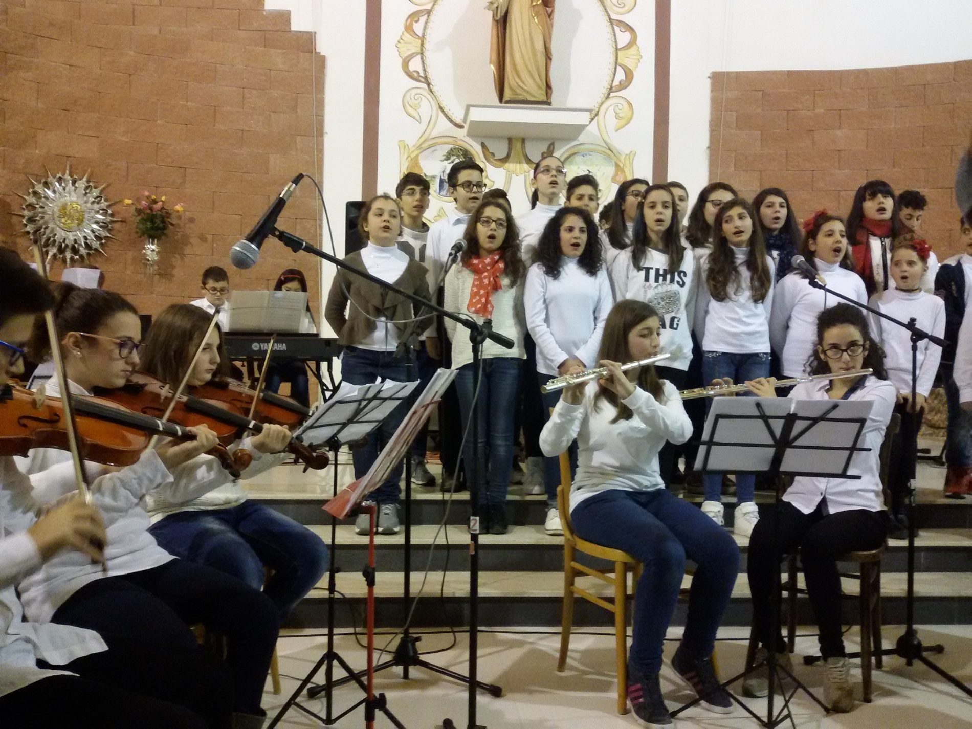 Concerto di Natale da parte degli alunni del “San Giovanni Bosco” per cancellare l’indifferenza, la cattiveria e donare un’atmosfera di pace, risate e allegria
