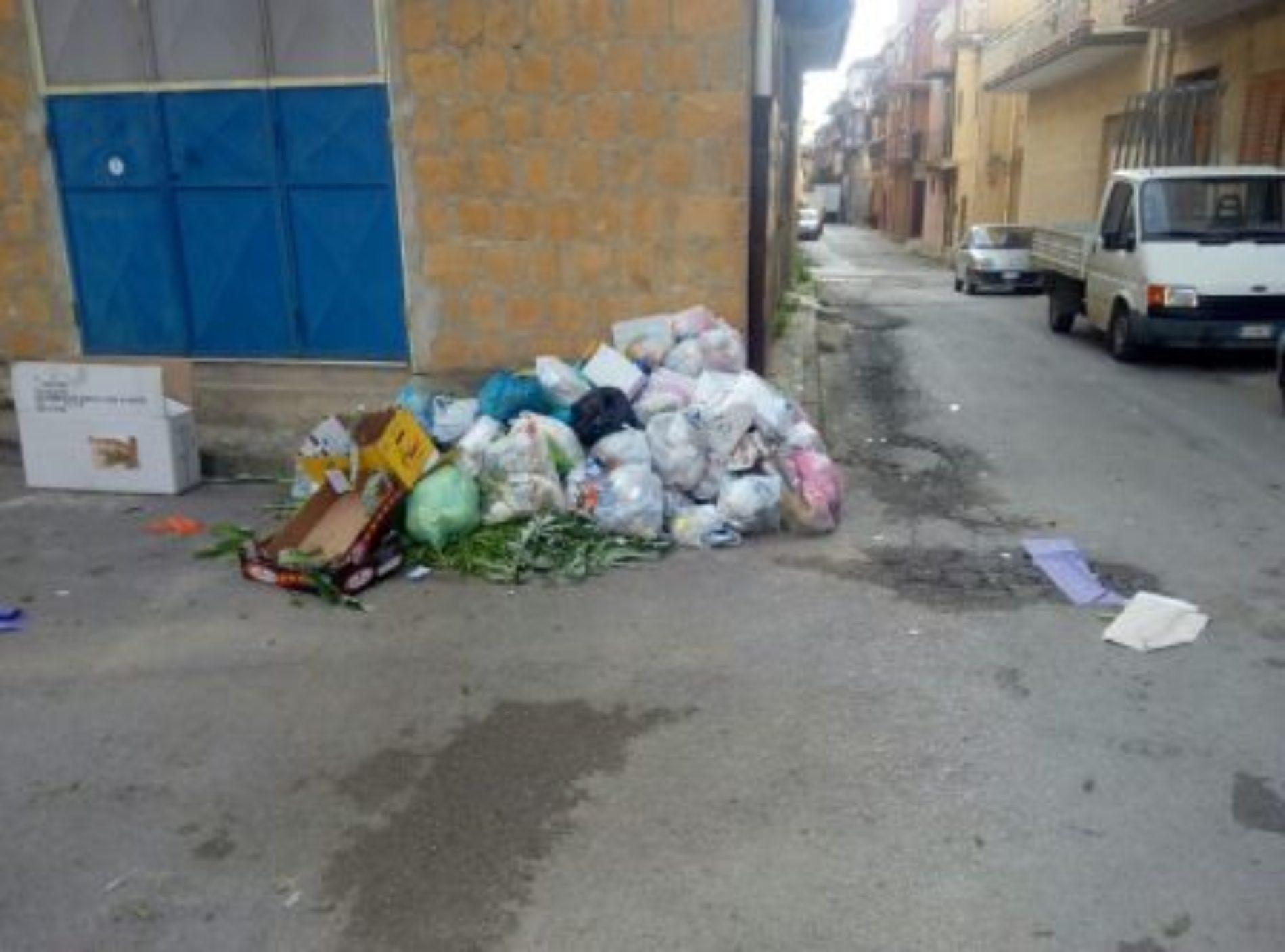Barrafranca. Rifiuti  al mercato, controlli serrati e multe ai cittadini