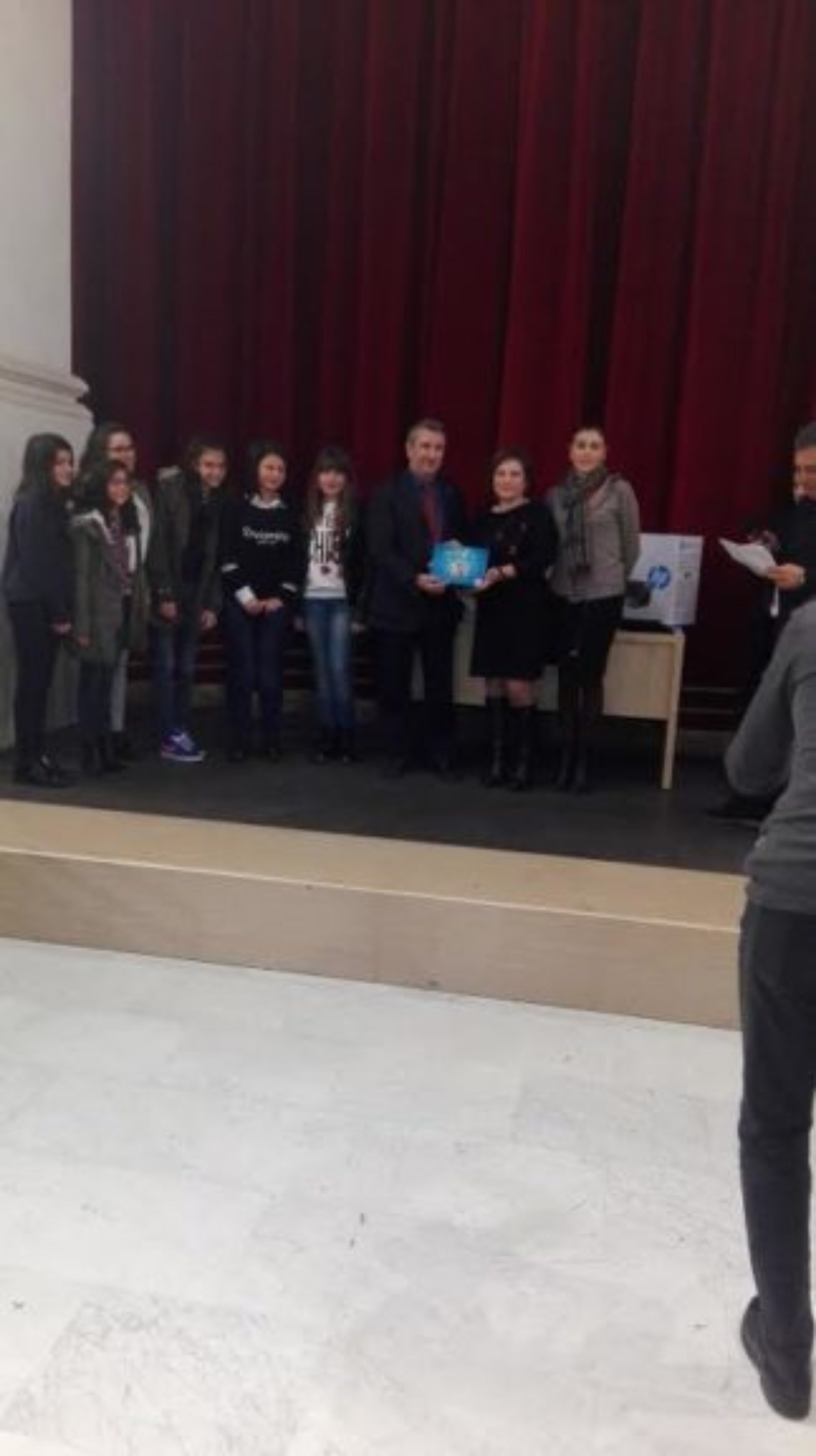 La classe IIA della scuola media “ G. VERGA” di Barrafranca premiata in merito al progetto “Produzione di energia dalla frutta”
