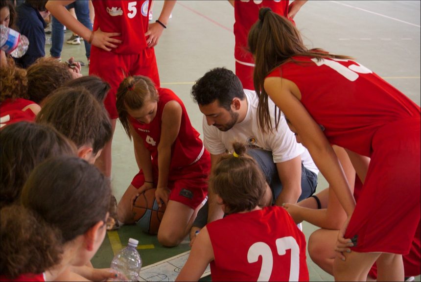 il coach Milano con le giovani cestiste ennesi