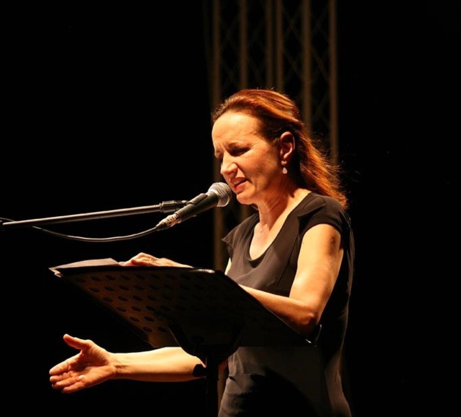 Maddalena Crippa incanta il pubblico del teatro Garibaldi di Enna