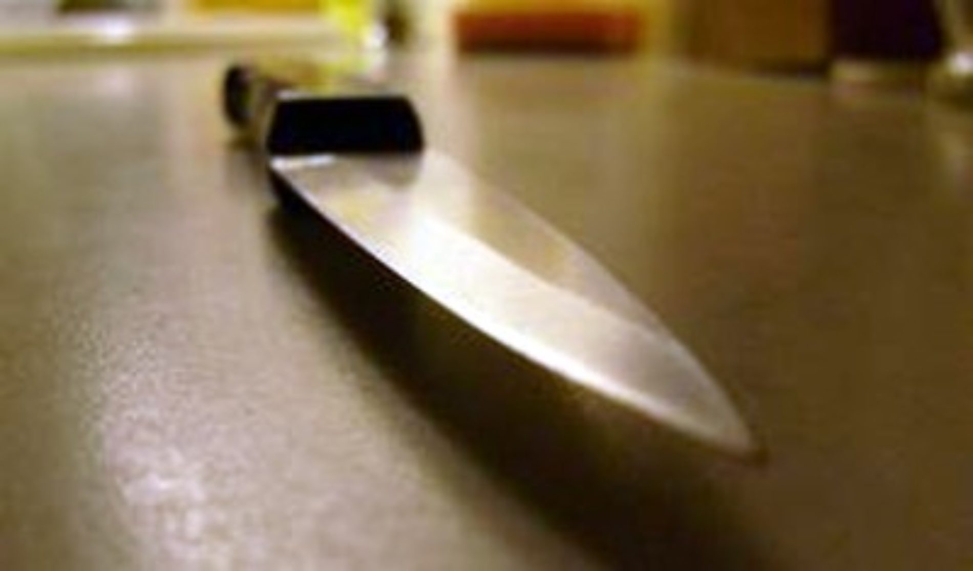 Minaccia la moglie con un coltello da macellaio