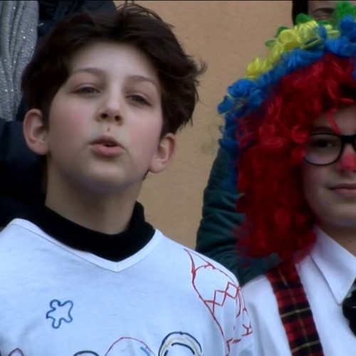 Video / Il Martedì Grasso con le maschere di carnevale nei cortili delle scuole