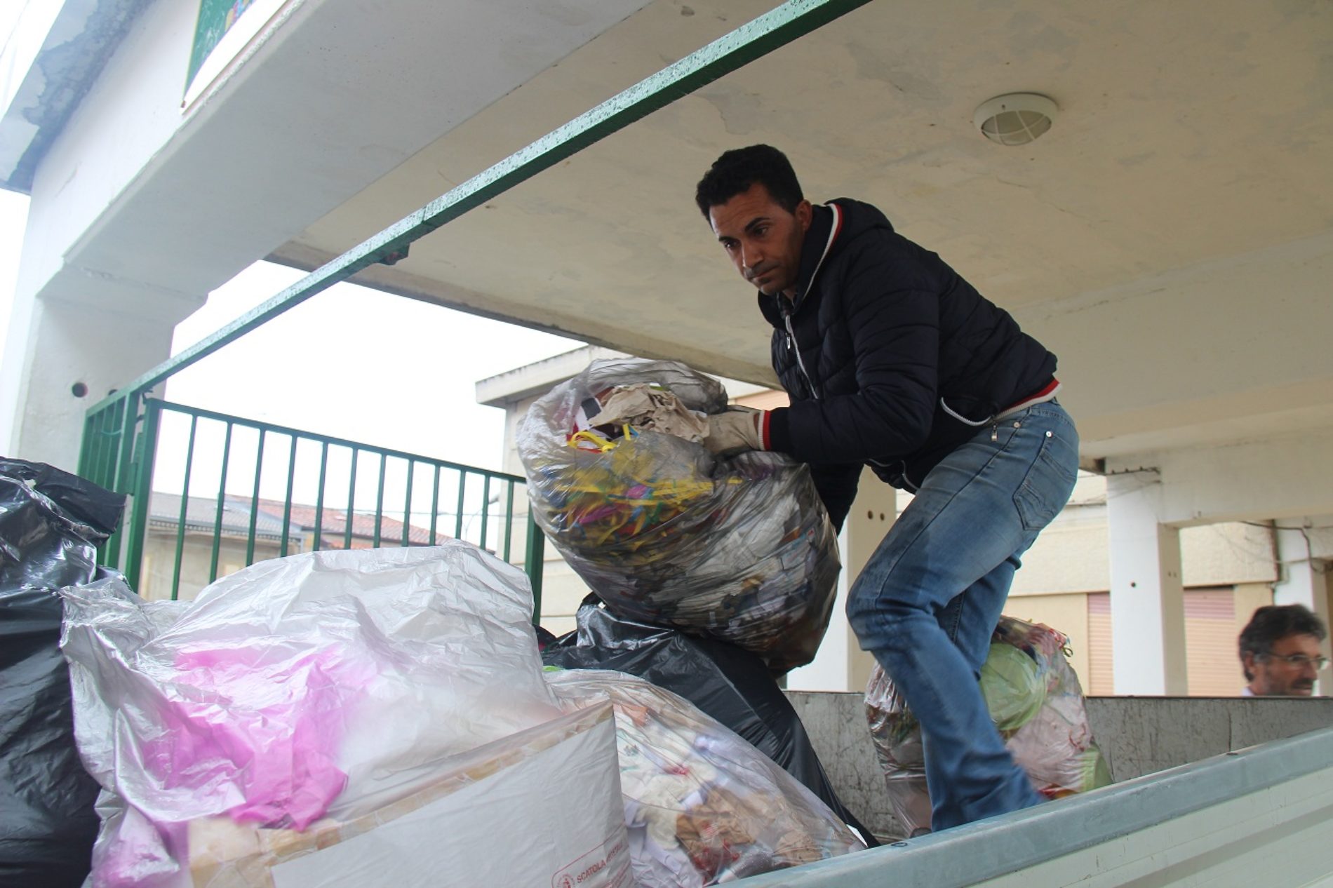Domani riaprono le scuole ma i rifiuti nei vari siti adibiti a discarica rimangono