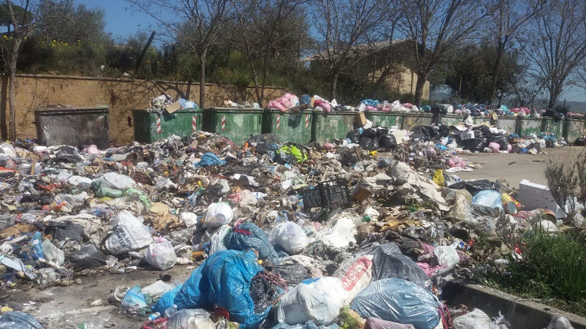 Nuovi mezzi in affitto per uscire dall’emergenza rifiuti, ma ancora c’è molto da fare per la bonifica di alcuni siti