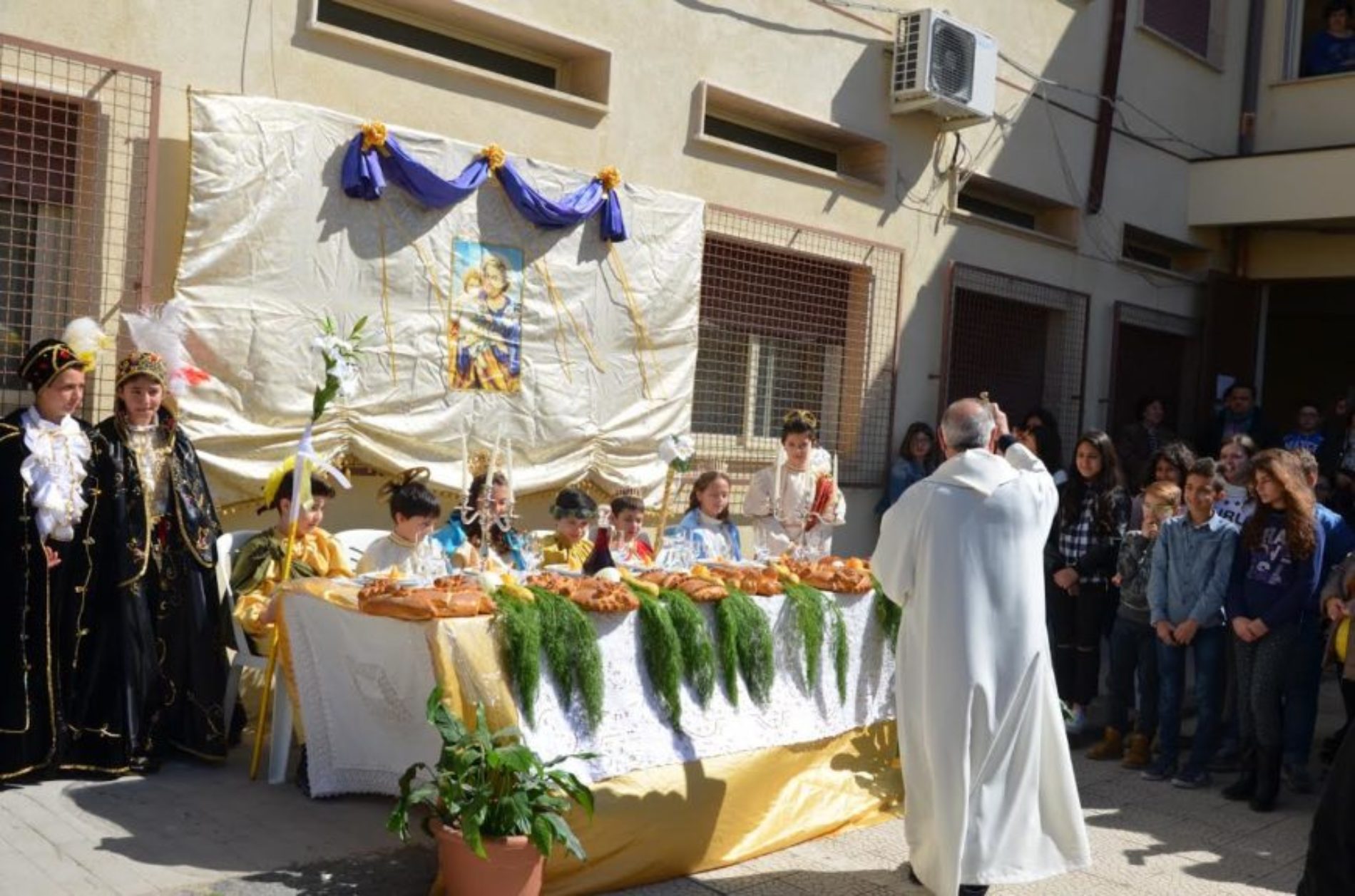 Il plesso “G. Verga” celebra la festa di san Giuseppe con la tradizionale “tavolata”