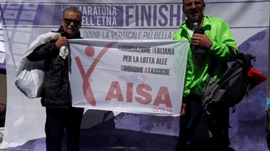 Due atleti partecipano alla Super Maratona dell’Etna e in cima fanno sventolare la bandiera dell’Aisa