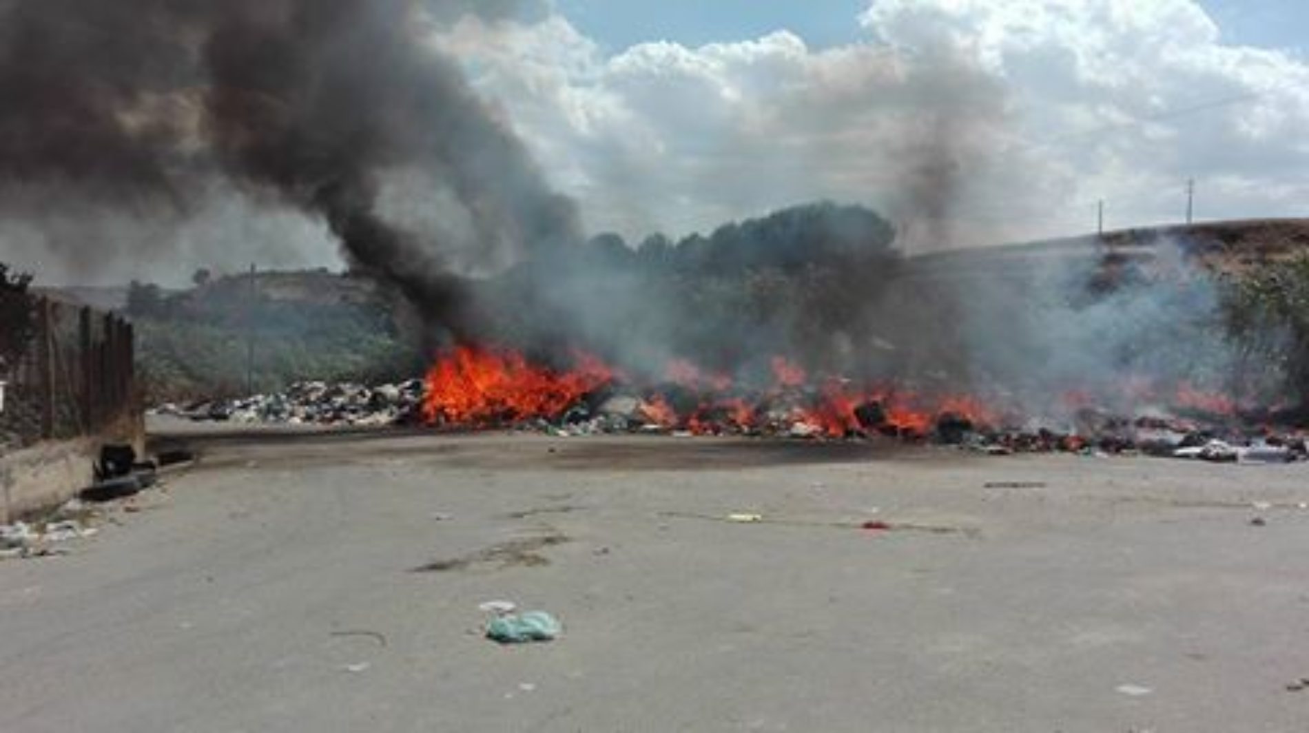 Contrada San Salvatore, incendiati i rifiuti, intervento dei Vigili del Fuoco
