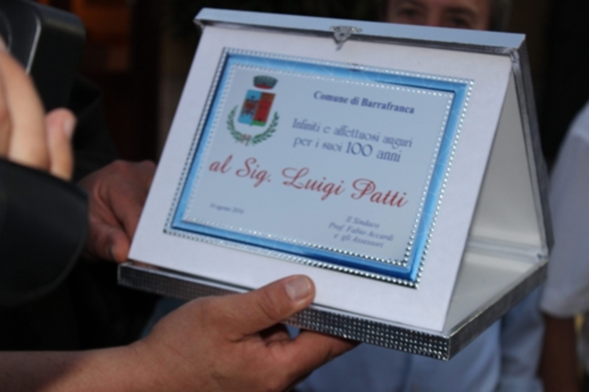 Festa per Luigi Patti che ha soffiato 100 candeline: un secolo di ricordi tra sofferenze e gioie