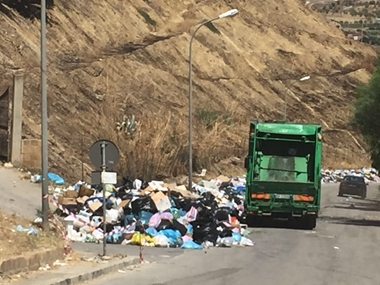 Autocompattatore per il conferimento rifiuti in contrada Sottoserra