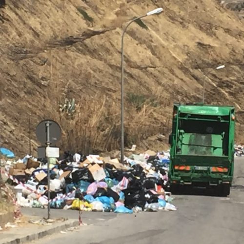 Problema raccolta rifiuti: bloccati quattro mezzi dell’Ato
