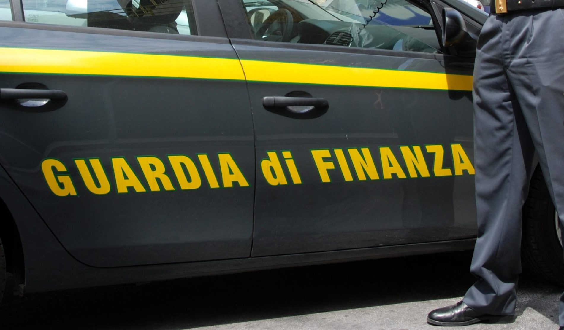 GUARDIA DI FINANZA: COLTI SUL FATTO MENTRE SI APPROPRIANO DI CAPI DI ABBIGLIAMENTO CONTRAFFATTI CONFISCATI E DESTINATI ALLA DISTRUZIONE. DENUNCIATI IN DUE PER PECULATO.