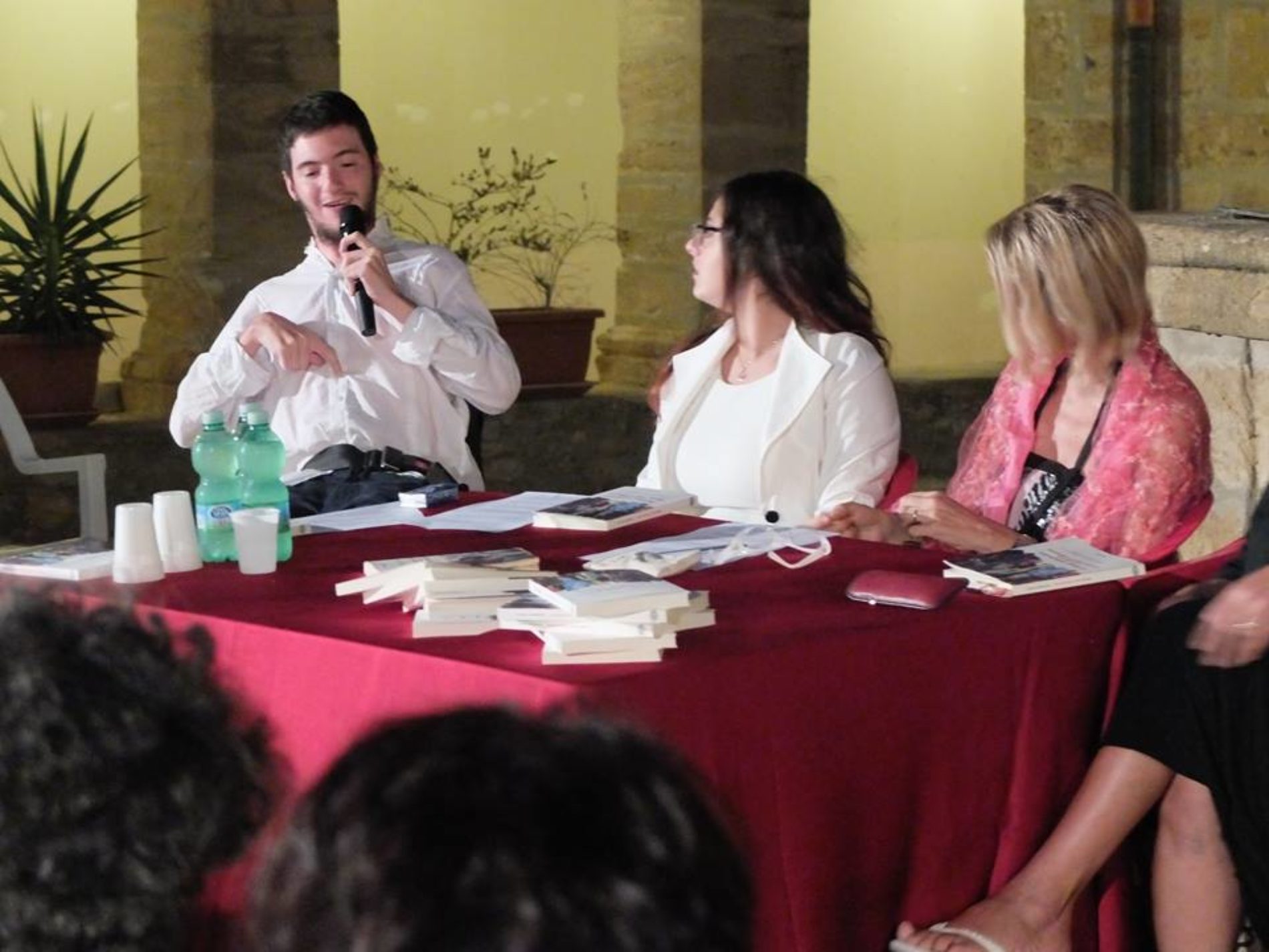 L’autrice Elvira Seminara, la “cantastorie” capace di trasformare e dare una nuova vita agli scarti