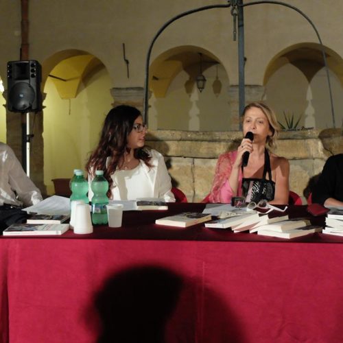 L’autrice Elvira Seminara, la “cantastorie” capace di trasformare e dare una nuova vita agli scarti