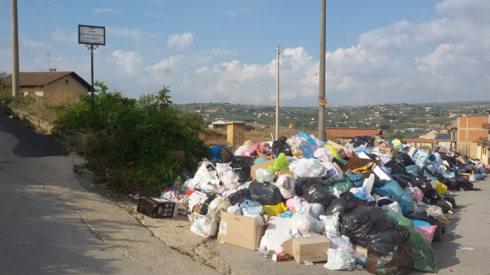 Presenza di rifiuti anche in via dello Stadio. Il sindaco Accardi: “E’ l’Ato che deve procedere alla raccolta”