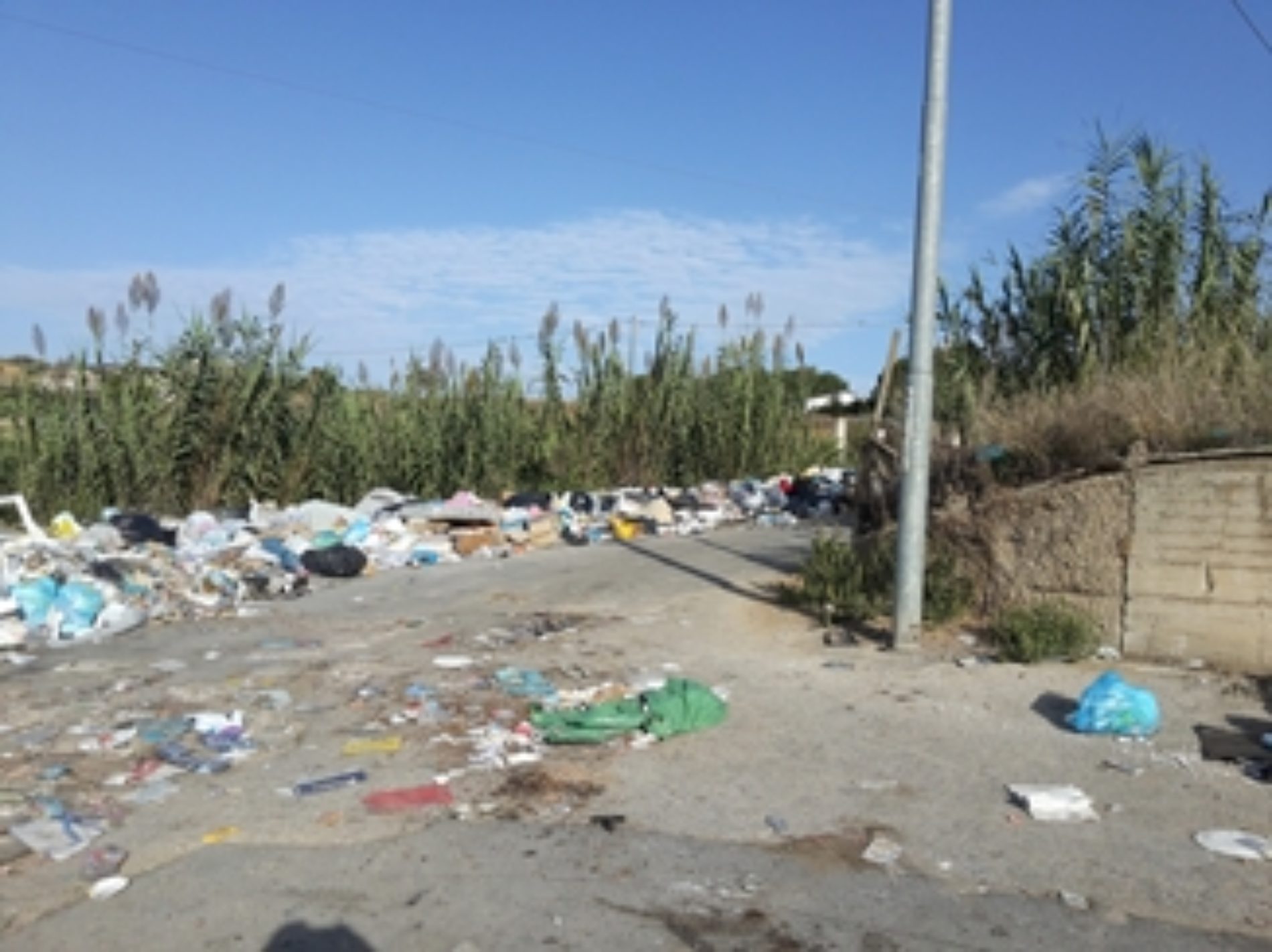 Protestano i cittadini di contrada San Salvatore per la pericolosità dei rifiuti