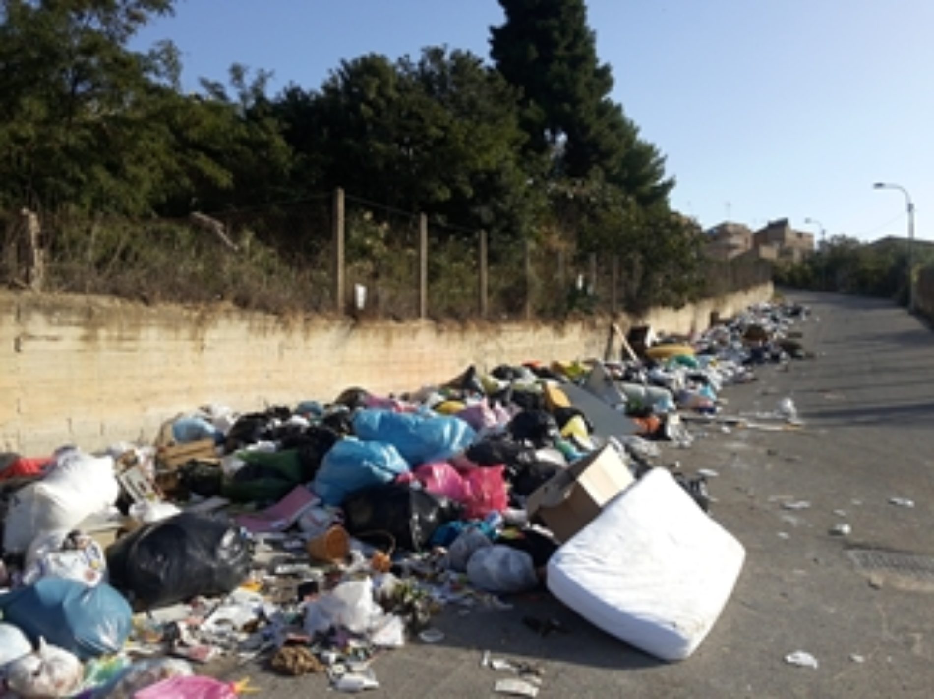 Protestano i cittadini di contrada San Salvatore per la pericolosità dei rifiuti