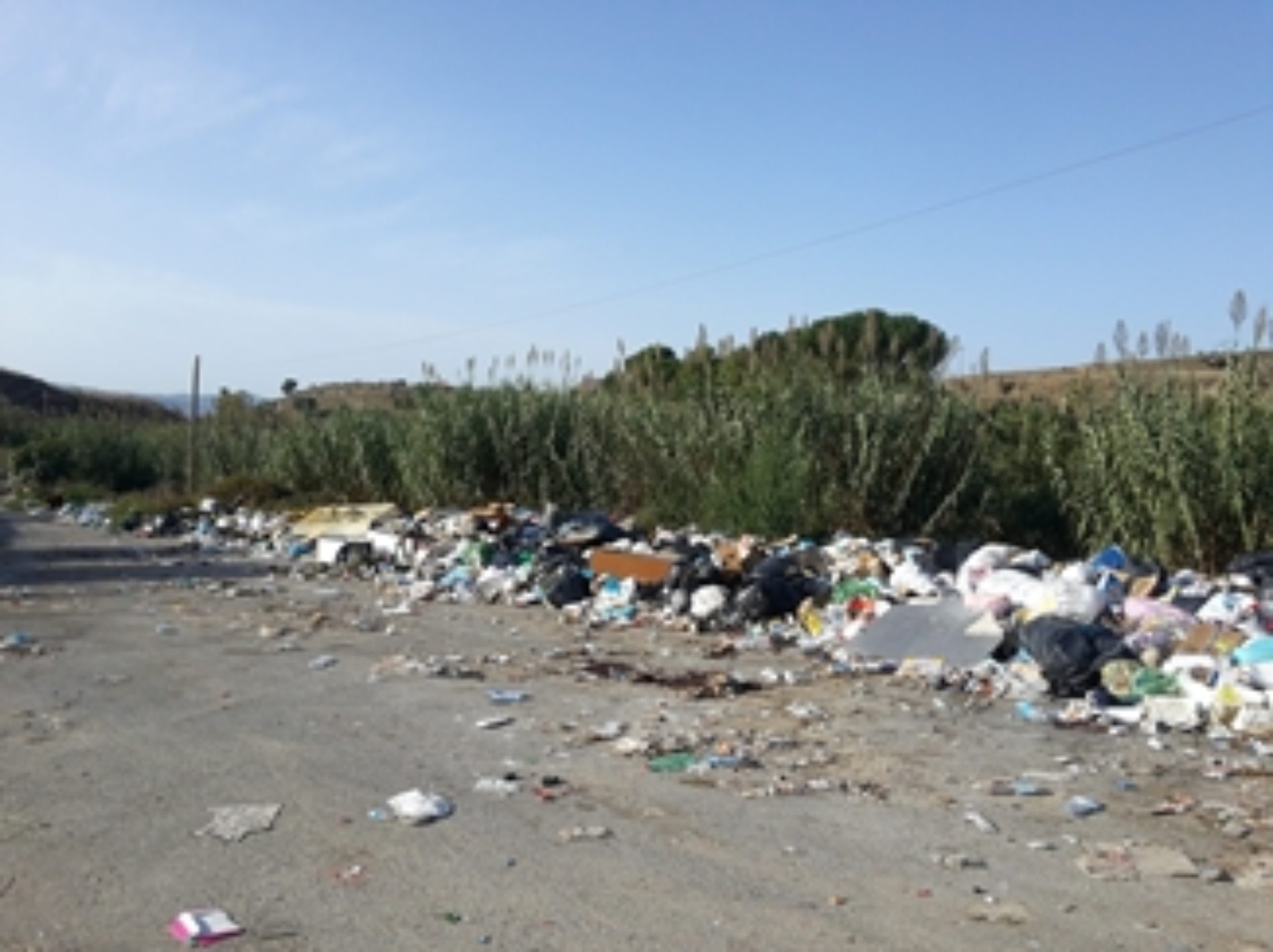 Protestano i cittadini di contrada San Salvatore per la pericolosità dei rifiuti
