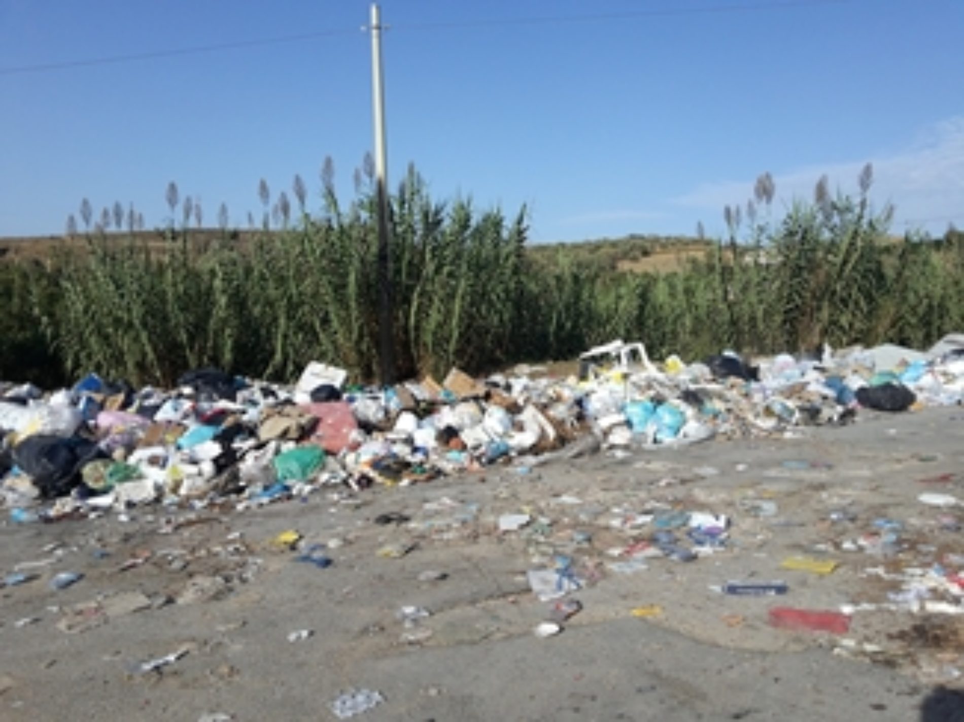 Protestano i cittadini di contrada San Salvatore per la pericolosità dei rifiuti