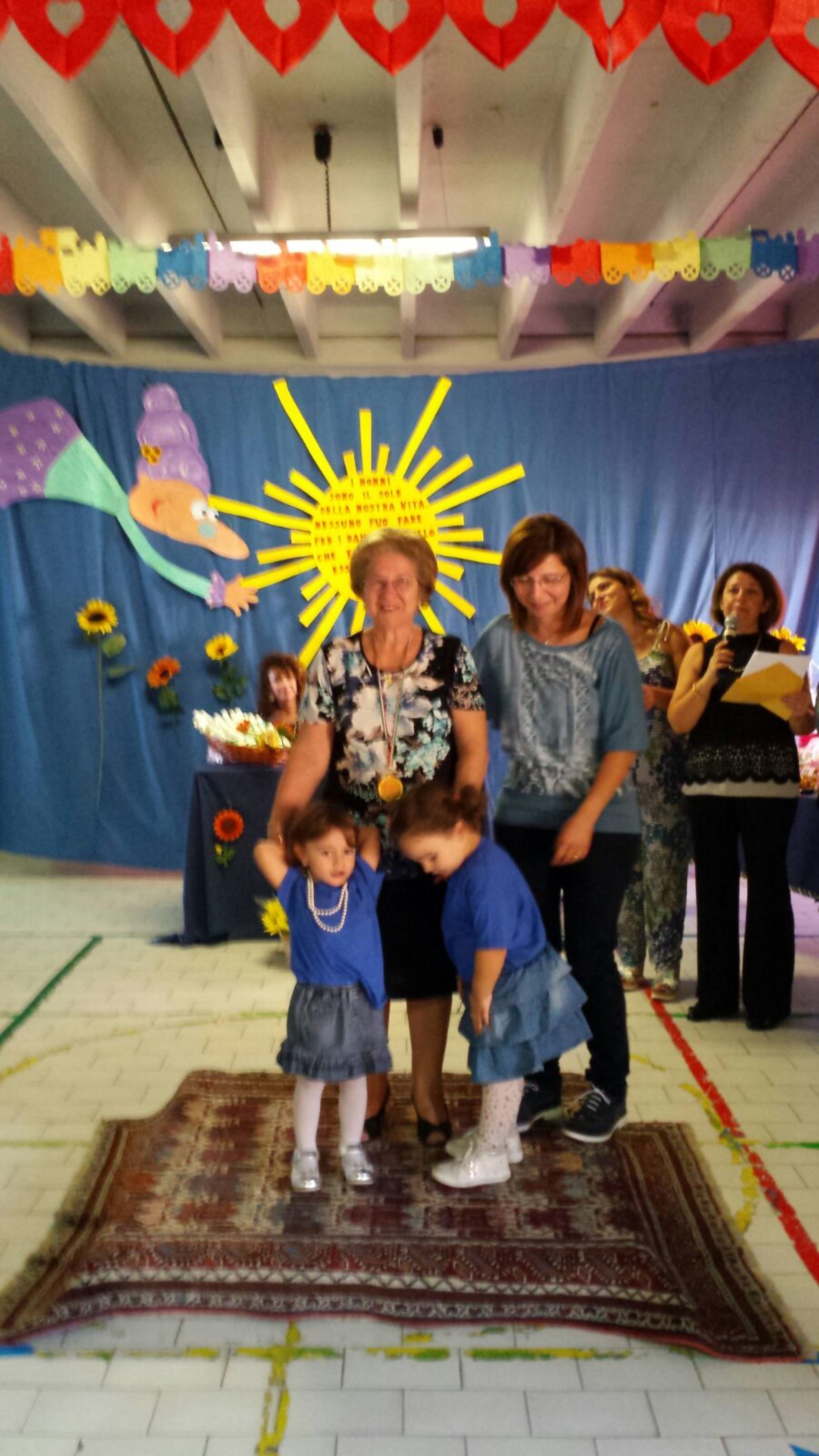 I bimbi della scuola dell’infanzia “Corso Italia” si esibiscono con canti e balli e i nonni partecipano al concorso a premi “Delizie della Nonna”