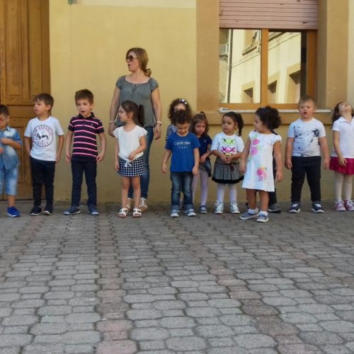 Festa dei Nonni nel plesso San Giovanni Bosco: i bambini cantano e recitano poesie mentre i nonni per ricambiare l’affetto offrono torte e dolci preparati da loro