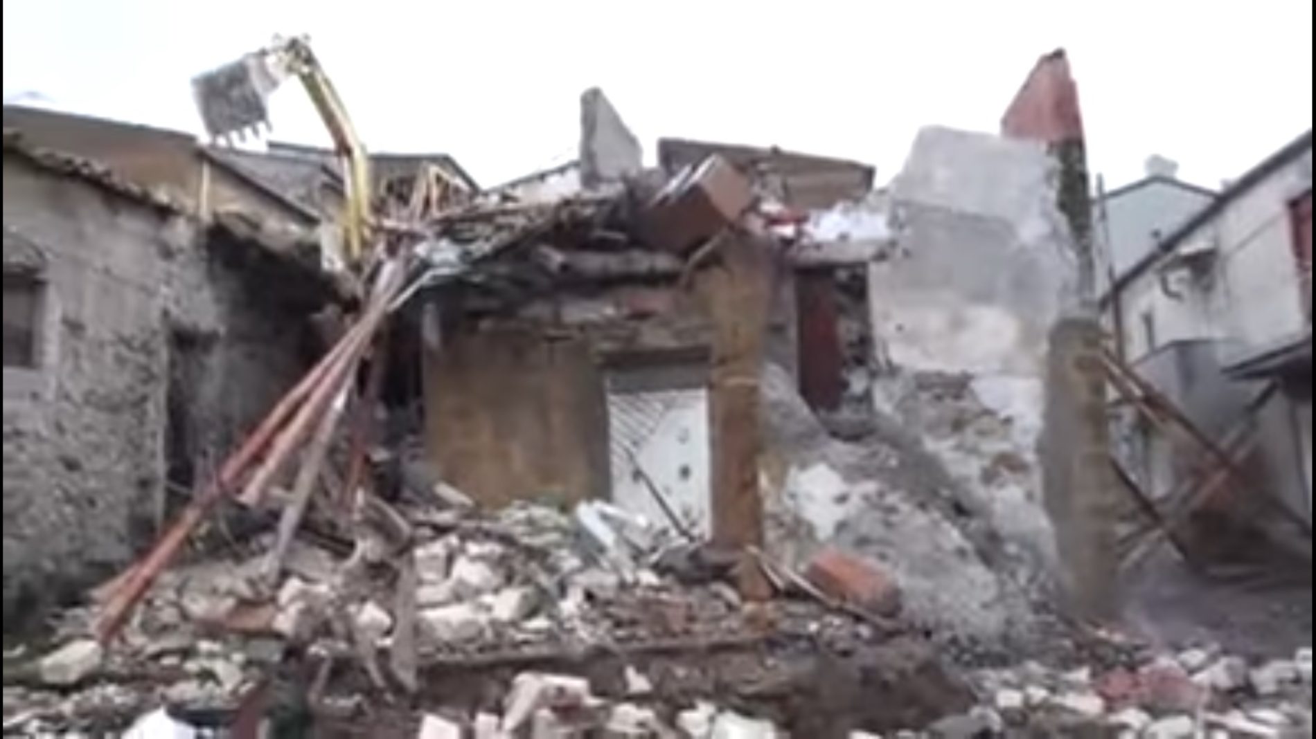 Pietraperzia, crollano quattro case