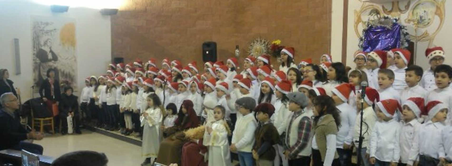 Gli alunni del plesso “Gino Novelli” hanno animato il “Natale insieme” tra canti tradizionali e gesti di solidarietà