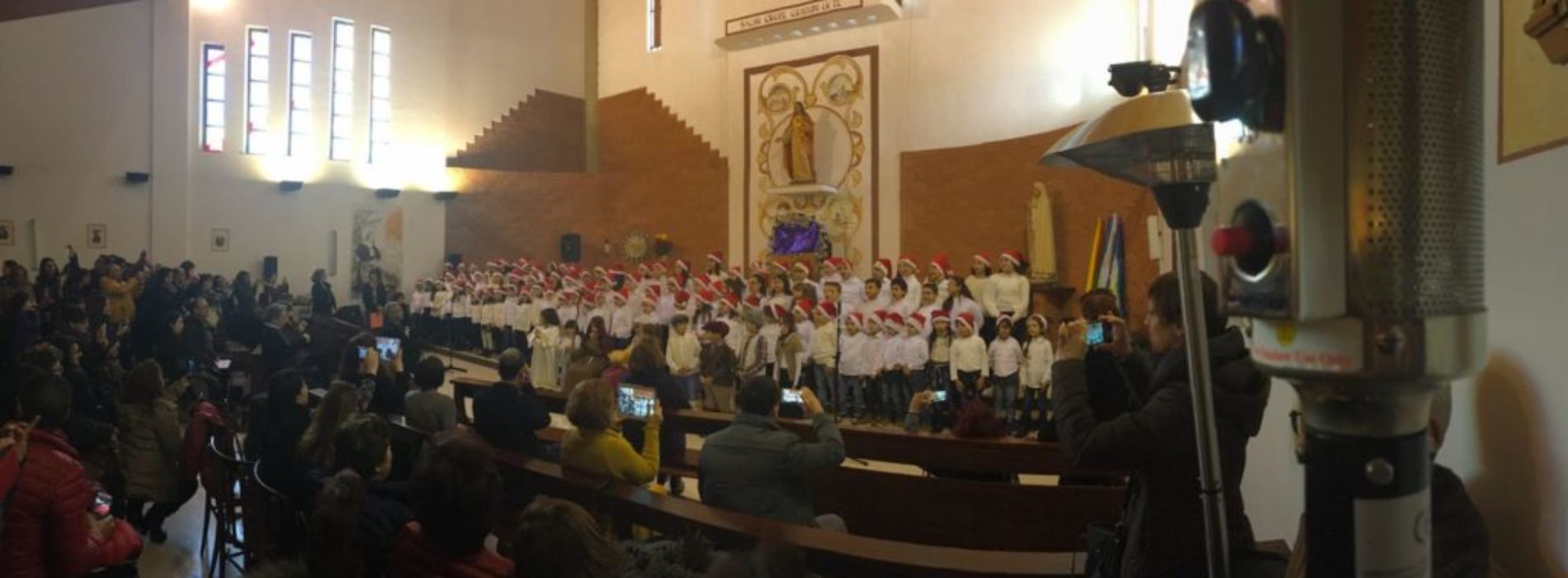 Gli alunni del plesso “Gino Novelli” hanno animato il “Natale insieme” tra canti tradizionali e gesti di solidarietà
