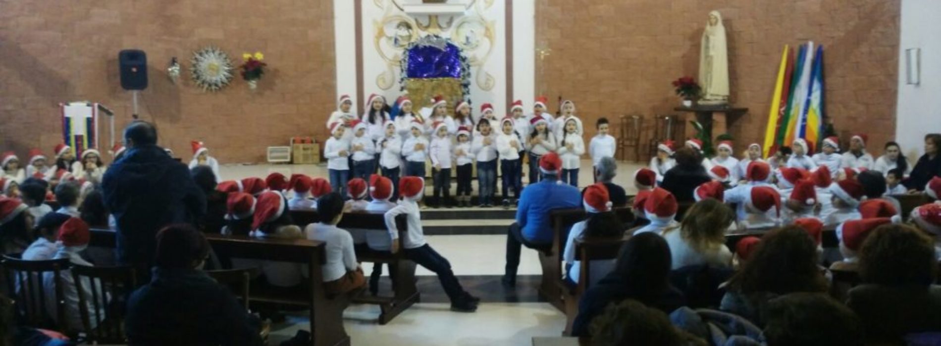 Gli alunni del plesso “Gino Novelli” hanno animato il “Natale insieme” tra canti tradizionali e gesti di solidarietà