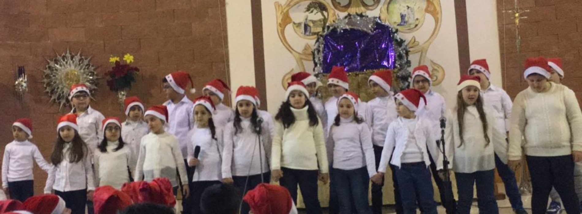 Gli alunni del plesso “Gino Novelli” hanno animato il “Natale insieme” tra canti tradizionali e gesti di solidarietà
