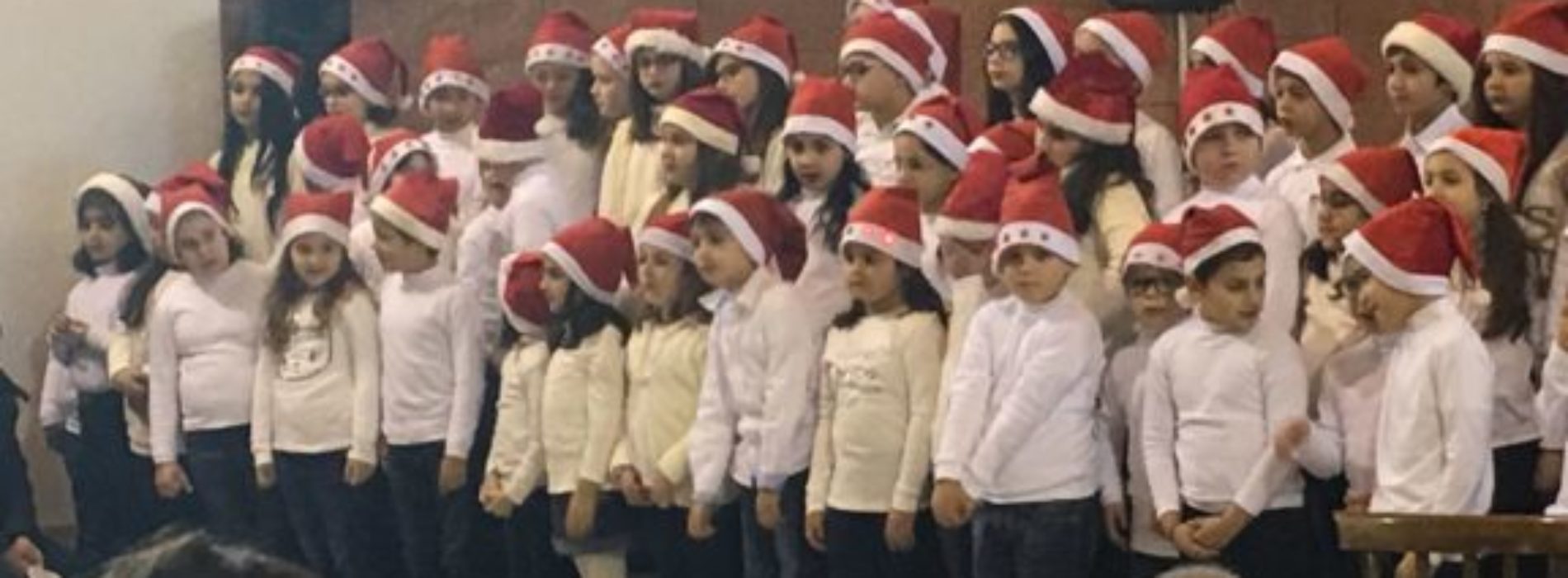 Gli alunni del plesso “Gino Novelli” hanno animato il “Natale insieme” tra canti tradizionali e gesti di solidarietà