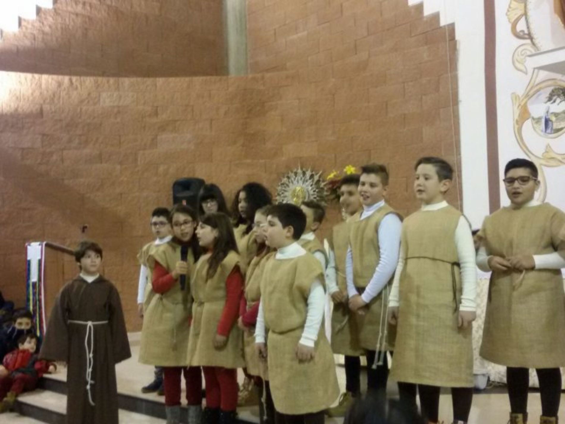 La vita di San Francesco vissuta in povertà e la storia del primo presepe raccontata dai bambini